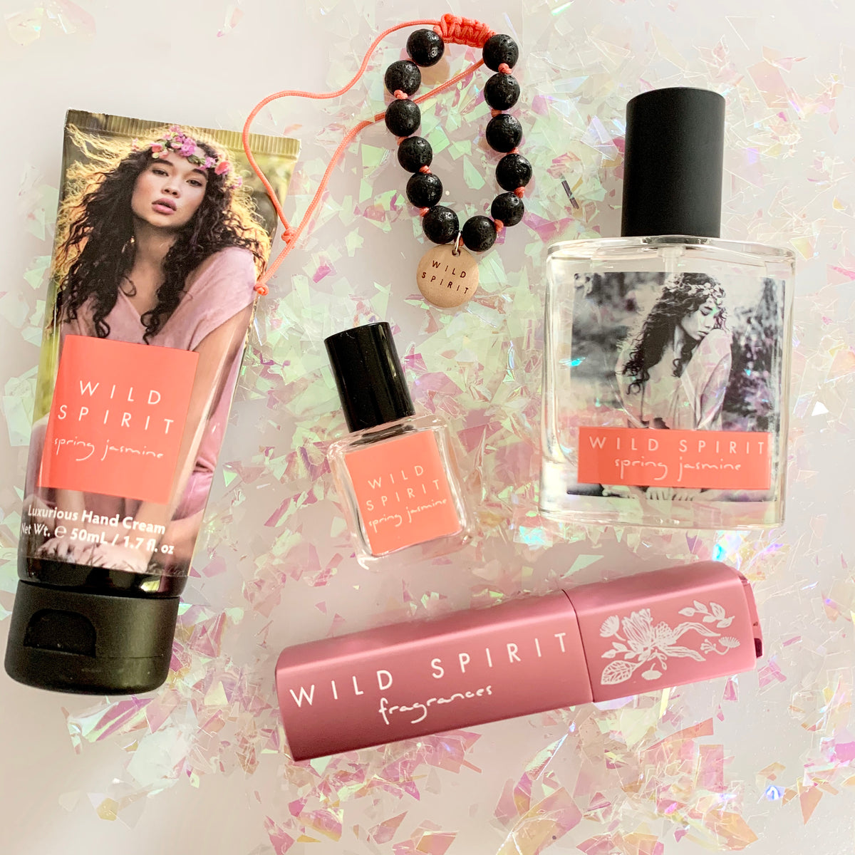 The Spring Jasmine Lovers Perfume Gift Set gives you Spring Jasmine goodness whenever and wherever you need a little flirty touch-up. With a petally white floral creation highlighted by a creamy jasmine signature and enhanced with specialty tea notes, Spring Jasmine is a delicate floral yet fresh scent.